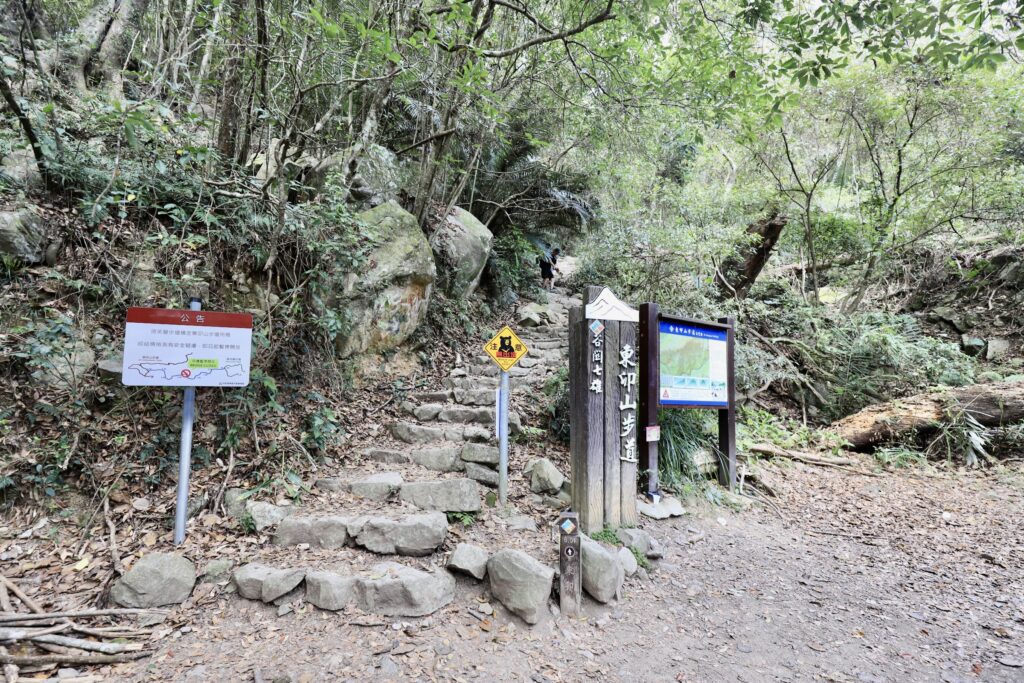 東卯山步道起始點，距離谷關大道院1.5k /爬升200m