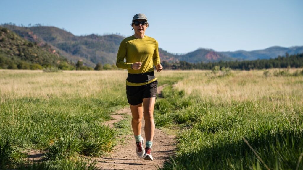 越野跑腰帶可攜帶物資極少,適合短行程