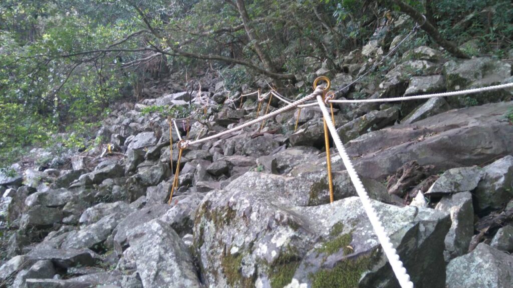 波津加山石瀑區