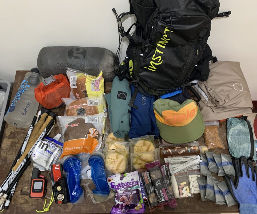 這是筆者長達２４小時以上行程的越野跑裝備，包含緊急紮營的輕量帳篷、全球定位的ＧＰＳ設備