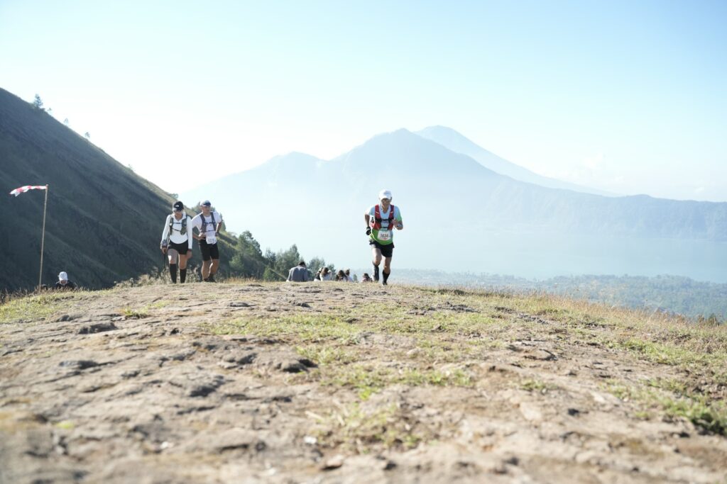 越野跑者遇到大量的上坡、下坡，需要相當的肌力才能維持跑動