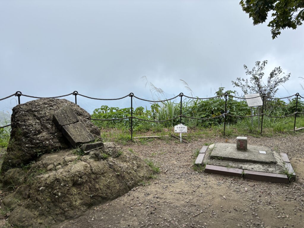 馬那邦山三角點,海拔標高1406公尺