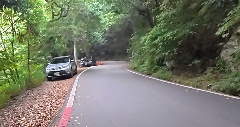 27.3k 登山口旁路邊白線可停車