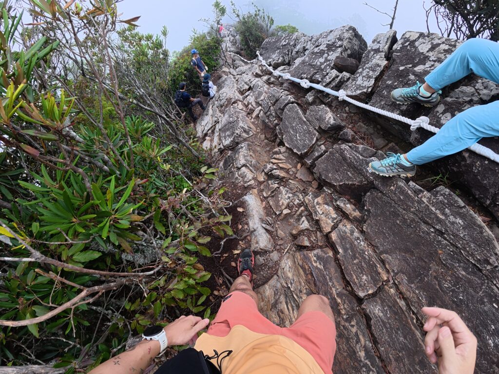 鳶嘴山向下攀爬起點