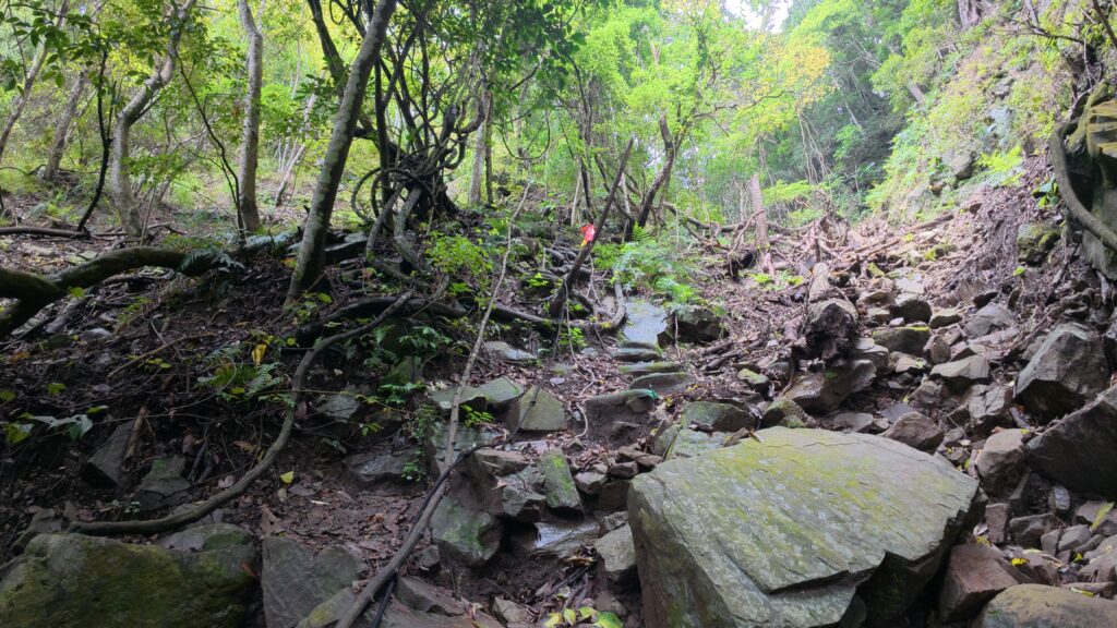 虎山登頂前1公里都是垂直攀繩路段